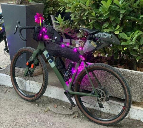 Bici gravel con lucine per la bike night